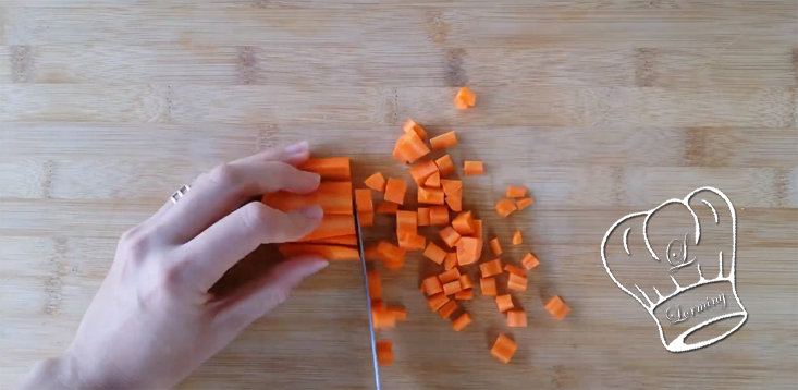 Coupez vos carottes en petits morceaux. 
