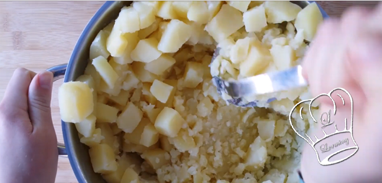 Écrasez vos pommes de terre à l'aide d'un presse purée ou d'une fourchette. 