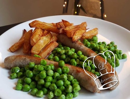 Petits pois, saucisses et frites maison