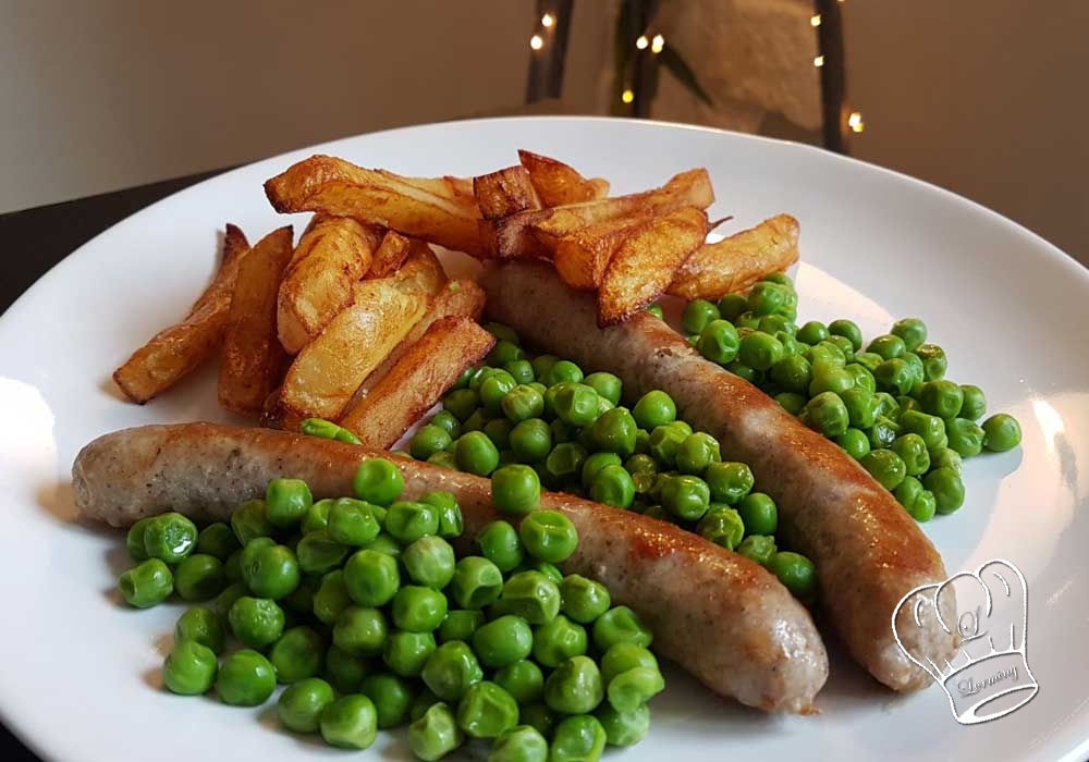 Petits pois, saucisses et frites maison