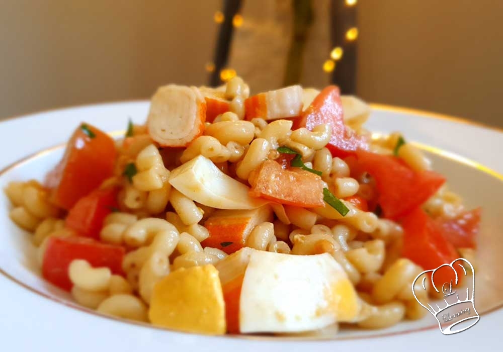 Salade de pâtes, tomates, œufs et surimis