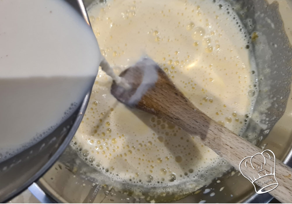 Melange lait jaunes d oeufs sucre