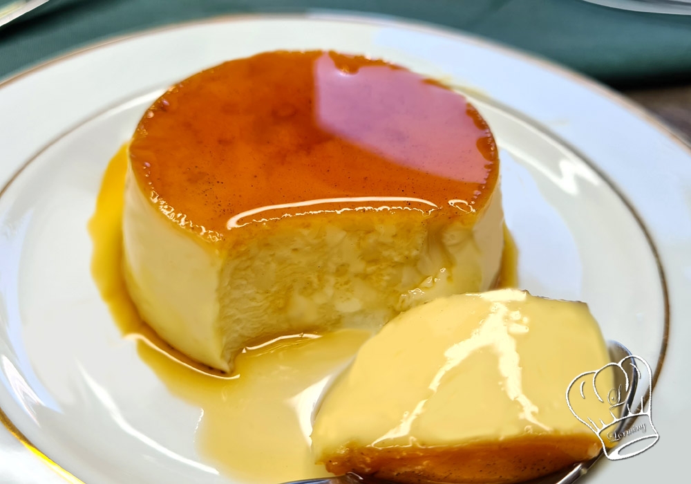 Flan au caramel decoupe