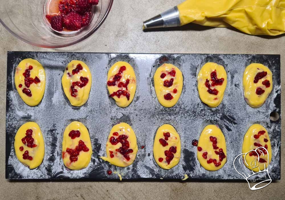 Madeleines aux framboises avant cuisson