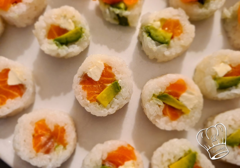 Sushis au saumon et avocats