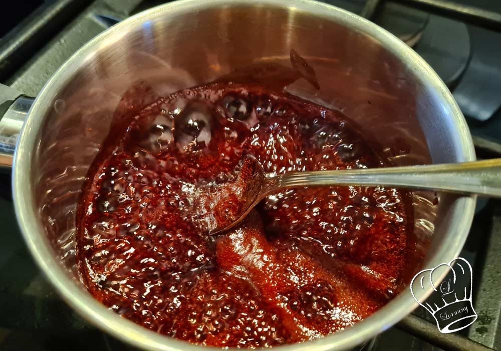 Bonnet du pere noel faire bouillir la confiture de framboises