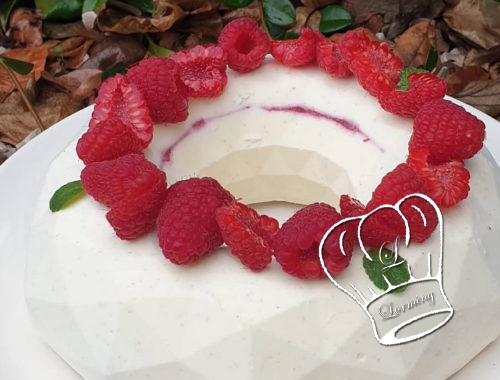 Entremet mousse vanille avec insert a la framboise et biscuit joconde