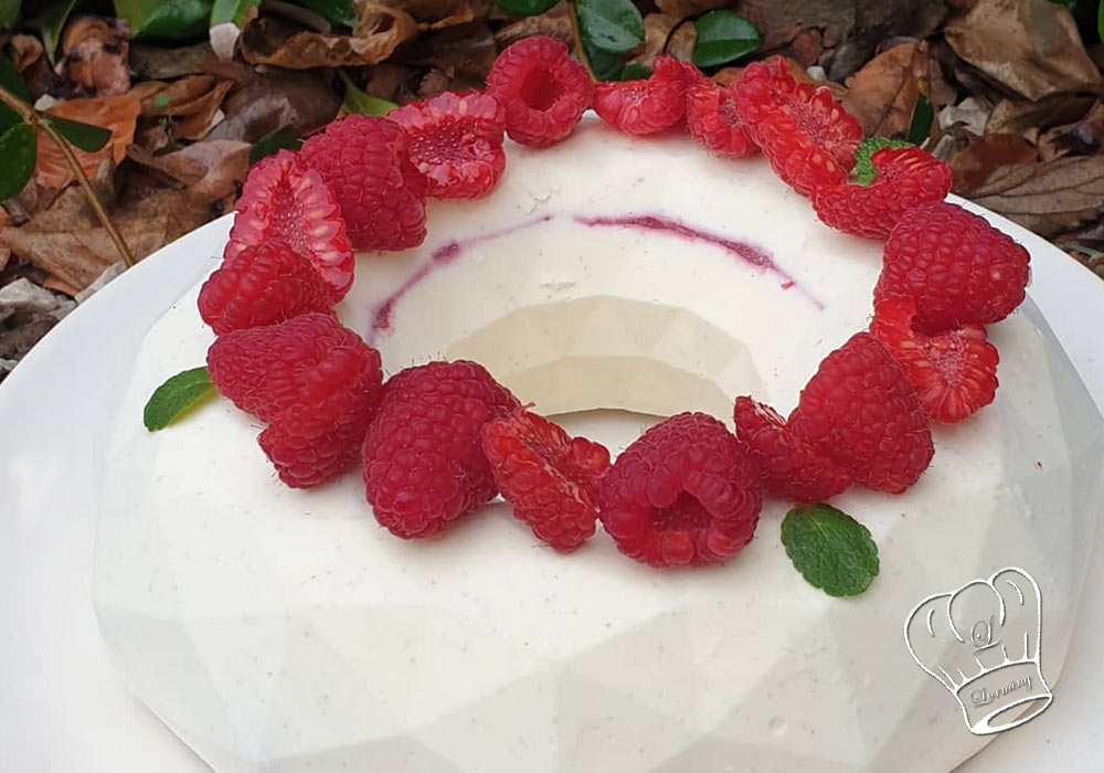 Entremet mousse vanille avec insert a la framboise et biscuit joconde