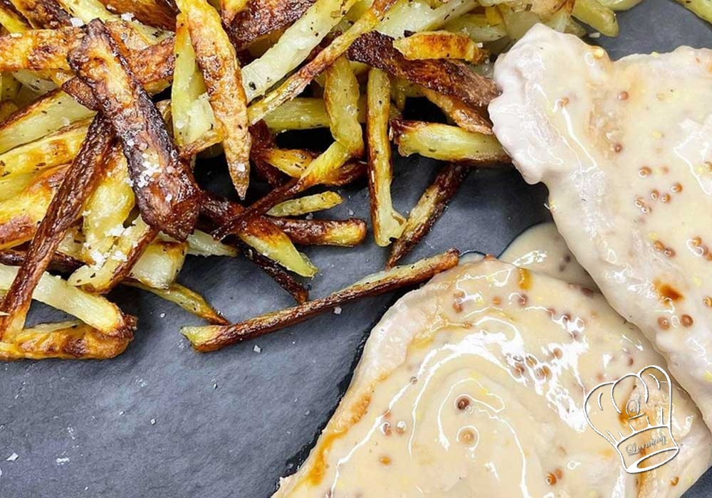 Frites maison et cote de porc a la sauce moutarde