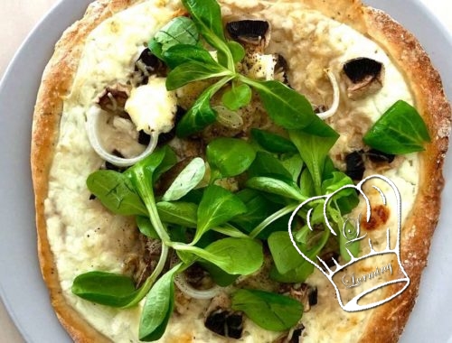 Pizza aux champignons creme fraiche et salade