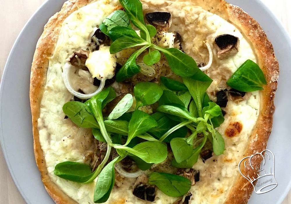 Pizza aux champignons creme fraiche et salade