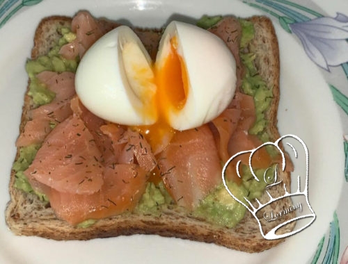 Toast avocat saumon oeuf poche