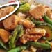 Poulet caramelise au sesame et petits legumes