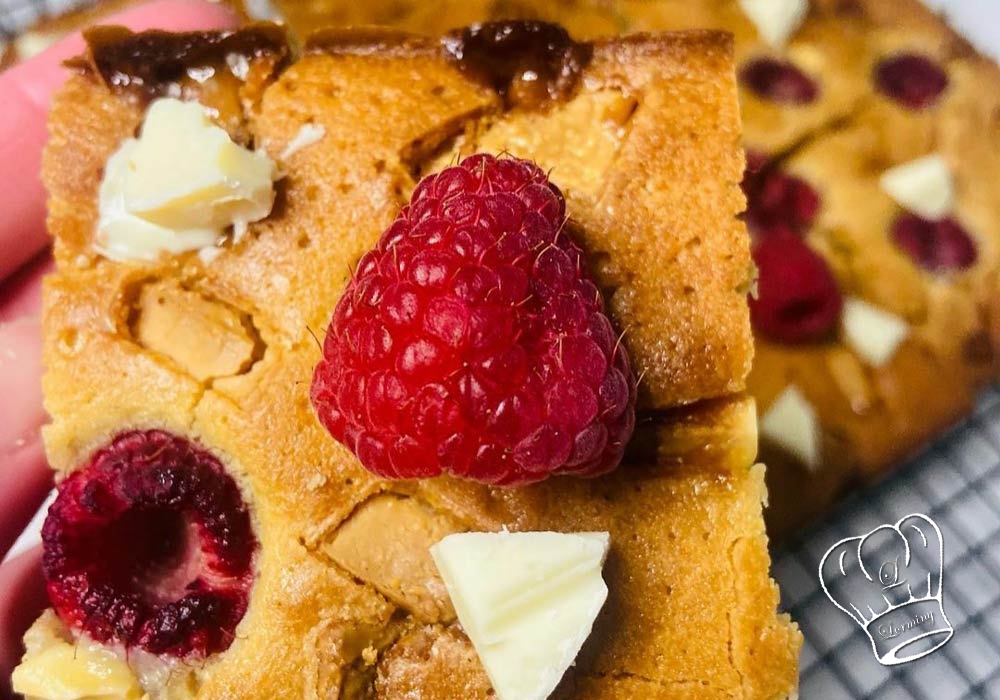 Brownie au chocolat blanc et aux framboises