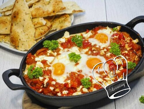 Shakshuka aux oeufs poches tomates et feta