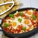 Shakshuka aux oeufs poches tomates et feta