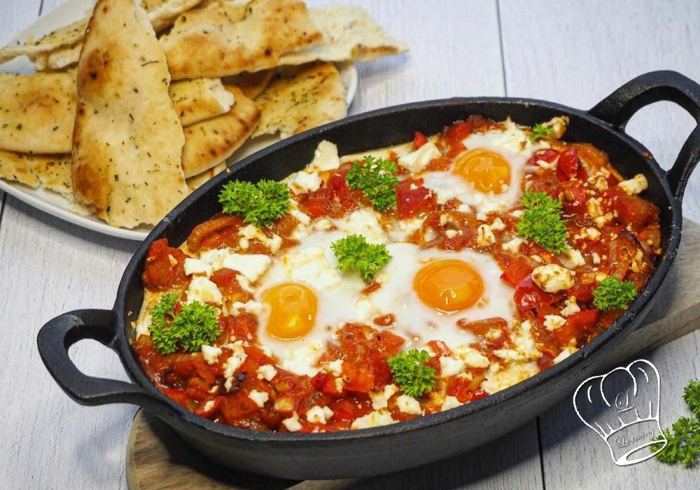 Shakshuka aux oeufs poches tomates et feta