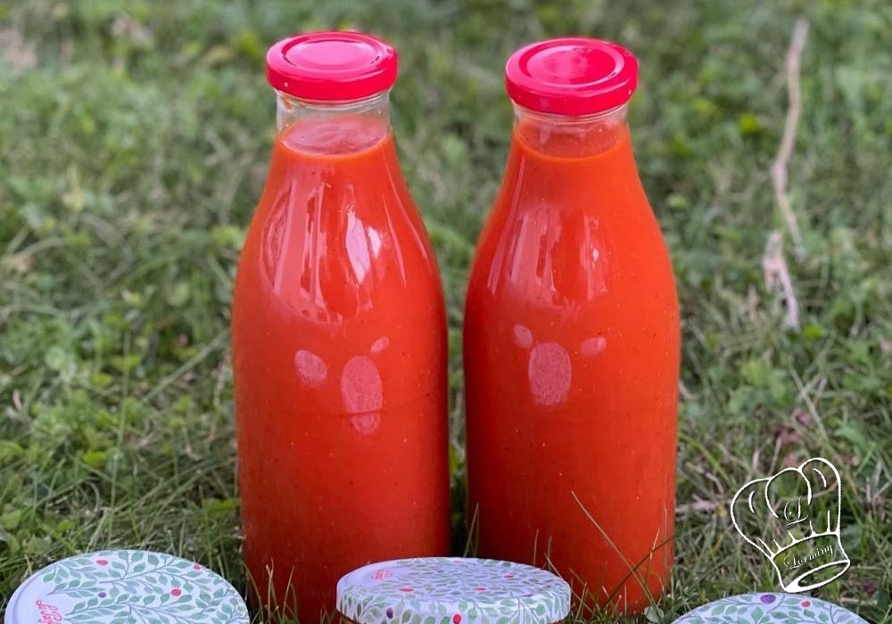 Conserve de coulis de tomates aux herbes et oignon