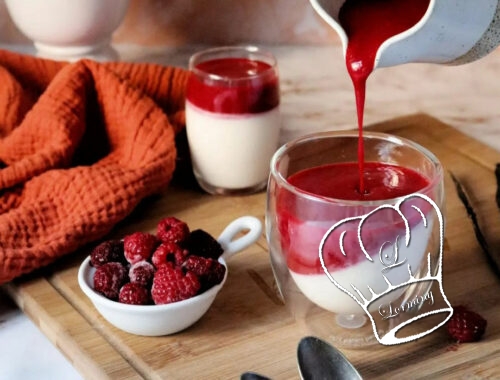 Panna cotta a la vanille et coulis de framboises