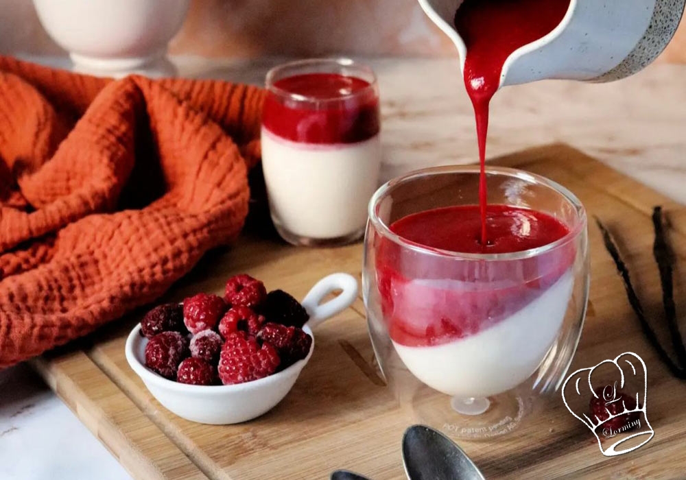 Panna cotta a la vanille et coulis de framboises