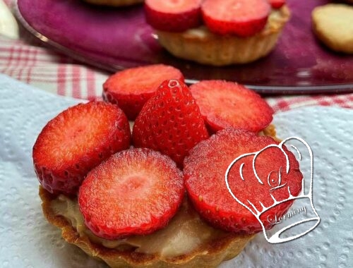 Tartelettes aux fraises et a la creme damandes