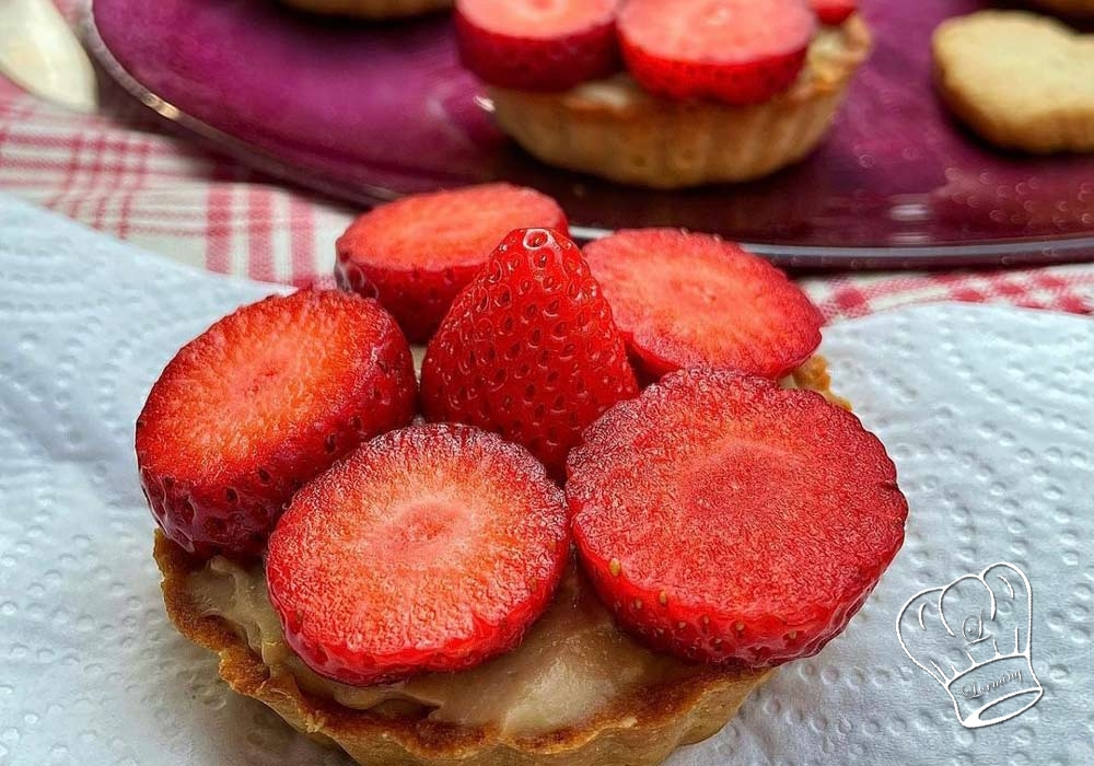 Tartelettes aux fraises et a la creme damandes