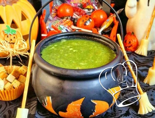 Soupe verte accompagnee de petits balais de sorciere