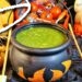 Soupe verte accompagnee de petits balais de sorciere