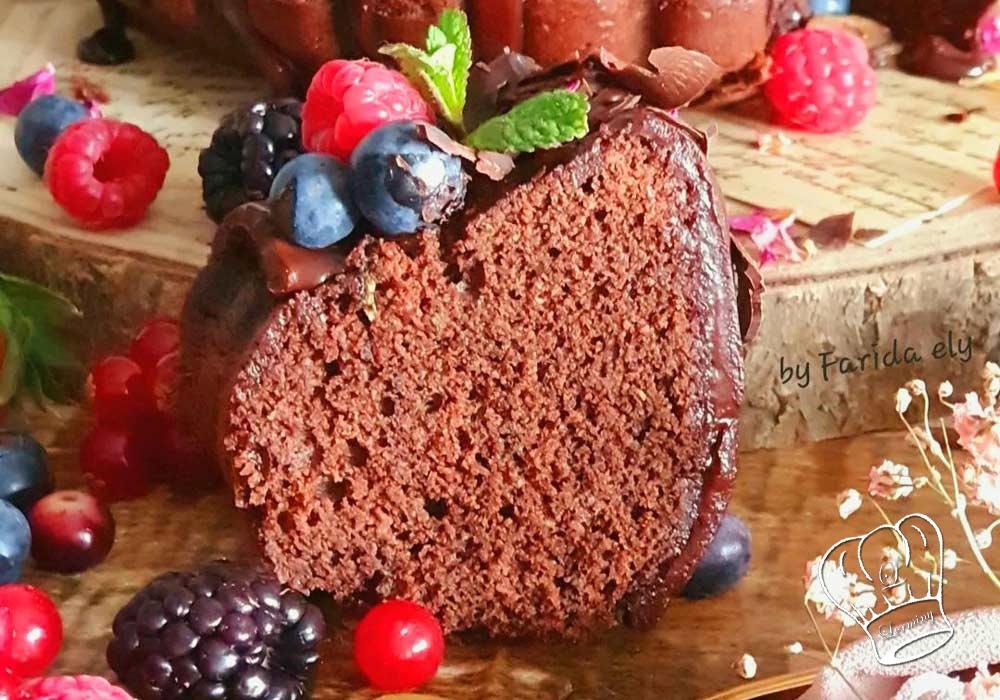 Gateau bundt tout chocolat et fruits