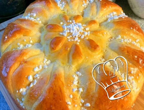 Brioche en forme de fleur au sucre perle