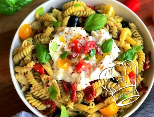 Salade de pates au pesto tomates sechees et artichauts