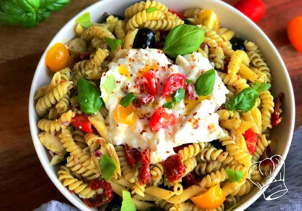 Salade de pates au pesto tomates sechees et artichauts